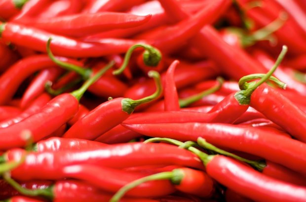 Zawarta w czerwonej papryczce chili kapsaicyna zmniejsza ryzyko chorób sercowo-naczyniowych oraz zawału serca i udaru mózgu. Fot. Havar og Solveig/Flickr.com (CC BY 2.0) Czerwona papryczka chili przedłuża życie