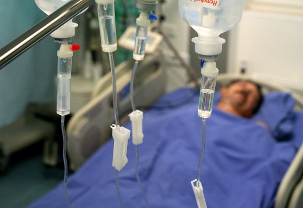Dzięki specjalnym czepkom pacjenci Białostockiego Centrum Onkologii poddawani chemioterapii nie tracą włosów. Fot. Piotr Mecik Chemioterapia bez utraty włosów? Taką oferuje Białostockie Centrum Onkologii