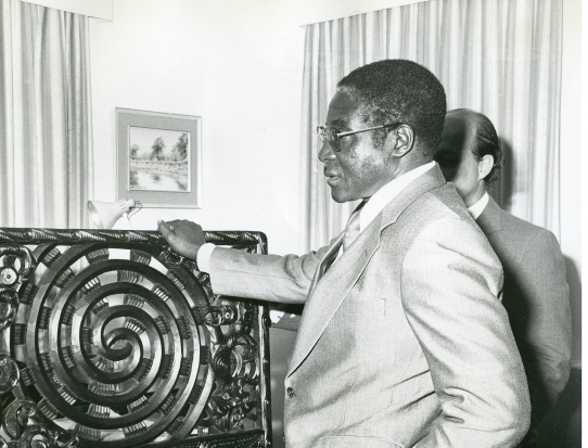 Na archiwalnym zdjęciu Robert Mugabe, prezydent Zimbabwe. Fot. Archives New Zealand/Flickr.com (CC BY 2.0) Najstarszy przywódca na świecie ma urodziny. Za rok znów będzie walczył o władzę