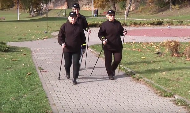Dyżurujący w patrolach seniorzy po każdym obchodzie przygotowują raport, który później przekazują komendantowi straży miejskiej. Fot. Telewizja Ratusz Starachowice Starachowice: to tam od kilku miesięcy działają patrole seniorów. Na czym polega ich praca?