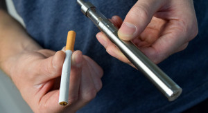Badania: e-papierosy z nikotyną tak samo szkodliwe dla serca, jak te zwykłe